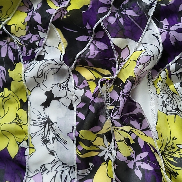 Cleo floral layered top. - Picture 2 of 4